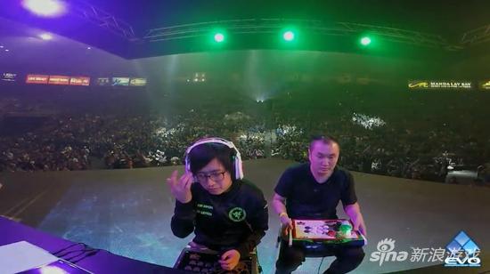 EVO 2016决赛现场的Fuudo（左）和Infiltration（右）