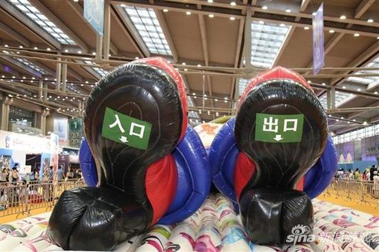 漫展惊现28米巨大充气娃娃