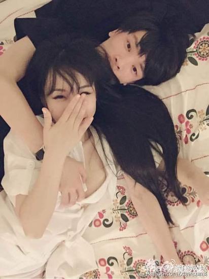 卡卡微博小号晒出的恩爱照