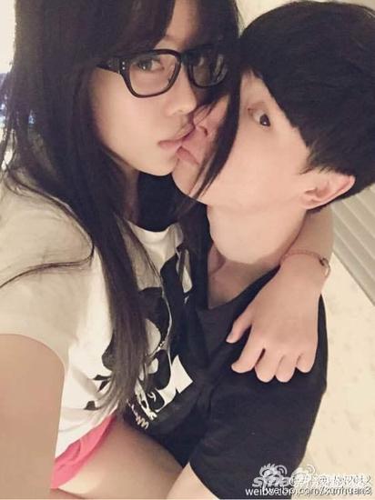 卡卡微博小号晒出的恩爱照