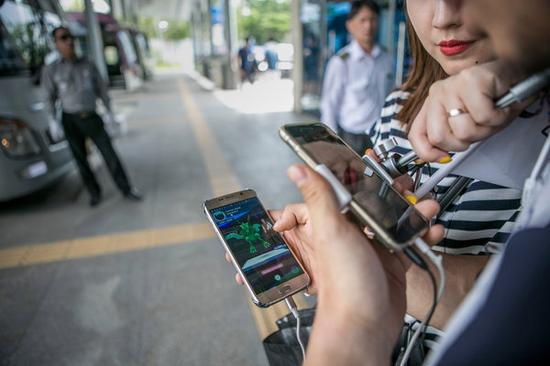 上周在韩朝边境小城束草，女性玩家在直播玩《精灵宝可梦Go》的情况。