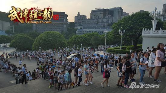 粉丝与玩家静待参与允儿见面会