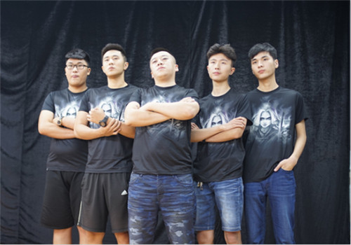 神迹拍摄团体照 气势汹汹的画面中 唯独记忆吐舌卖了个萌