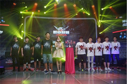 四年一梦、零点两支战队赛前接受主持人菲菲采访 这些笑容我给满分