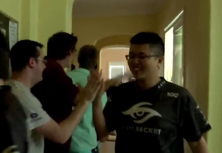 听到我们都在大喊EEsama no mercy，压哨的EE笑的根本停不下来