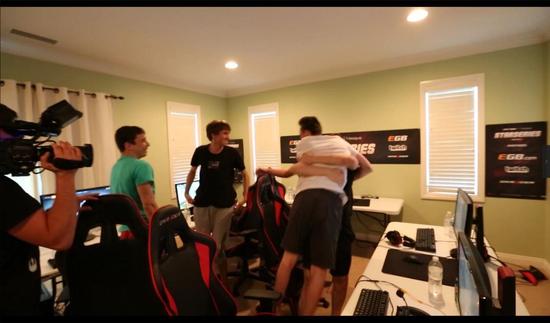 Dendi：你们两个怎么偷偷抱上了？