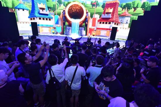 五人的出现让现场的玩家和媒体都倍感意外和惊喜