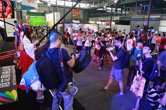 台前汹涌的人潮