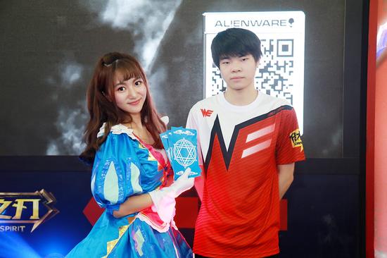 连WE队员都忍不住来合影了