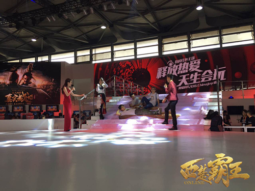 游戏 Coser邀请现场观众加入互动小游戏