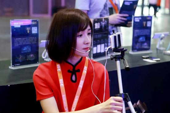 互动中的美女主播 少年你要来一发嘛