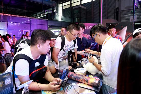 等不及试玩英魂之刃手游的玩家们