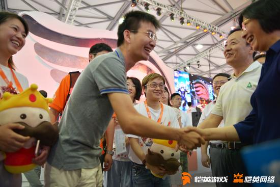 孙寿山副局长与宗明副秘书长和恺英网络高级副总裁、恺英游戏CEO陈永聪亲切握手