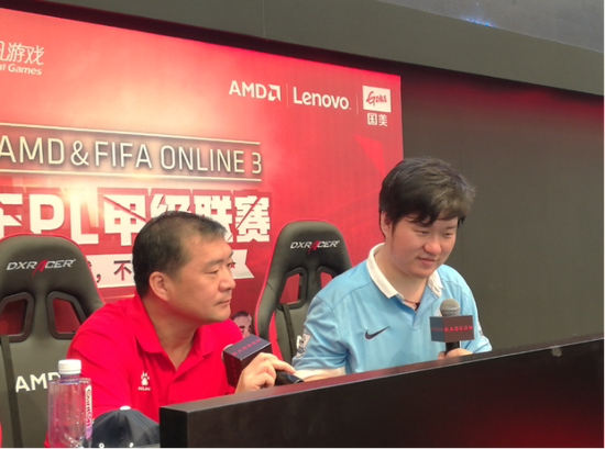 前上海申花队长刘军（左）与WCG中国总冠军Satan陈炜（右）共同主持FPL总决赛