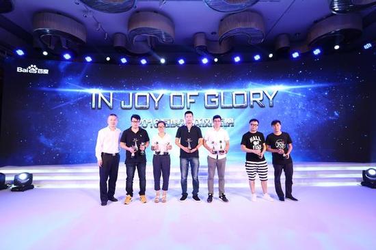 （获奖企业上台领奖）