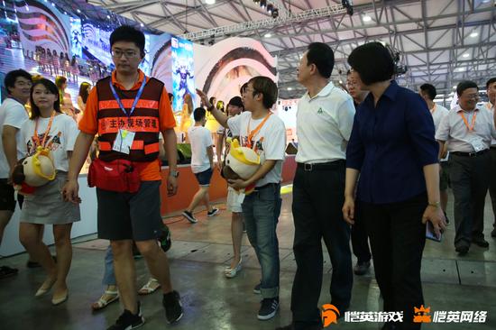 恺英网络员工向领导一行介绍公司情况及旗下《全民奇迹MU》、《传奇盛世》、《蓝月传奇》、《雷霆海战》等优秀产品