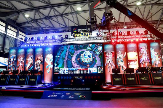 英魂主舞台鲜明的红蓝电竞风