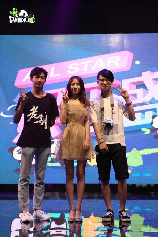 你的月亮我的珂~二珂真的好美，下台后粉丝们纷纷要合照~