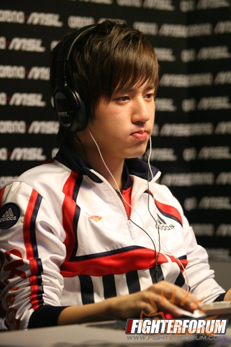 斜放键盘以方便操作的方式，在之后诸如WAR3等RTS游戏中任然被一些选手采用。（图为号称最帅的韩国星际选手Bisu）