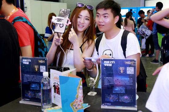 上电视啦！美女主播与粉丝亲密互动