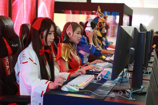 女英雄五人黑，是不是有种穿越的感觉？