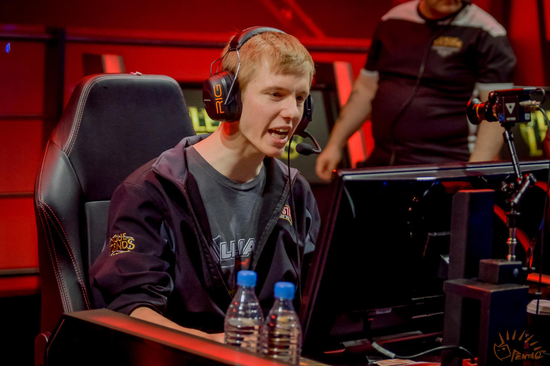 天才少年Froggen的冰鸟，就像若风的卡牌，或是Faker的瑞兹一样