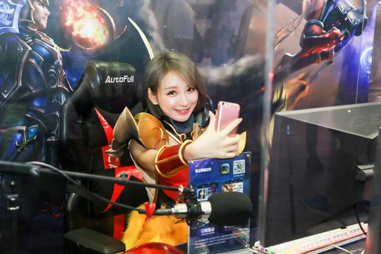 电竞GIRL上可比赛下可直播