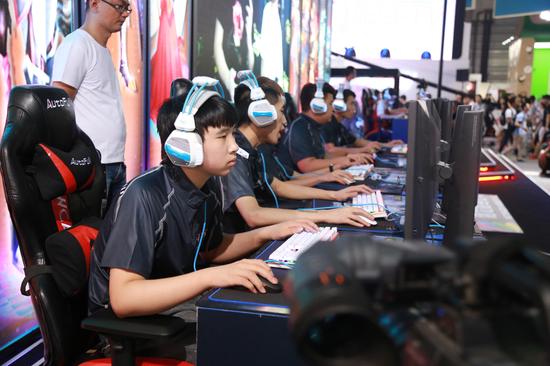 极力奋战中的EHOME战队