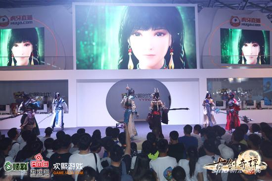 图3 coser饰6大职业走秀现场