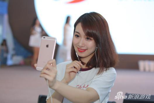 三七互娱直播团成员Candy沈韵菲向观众介绍展会情况