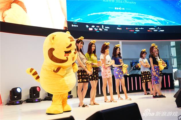 chinajoy2016完美世界舞台萌宠姜小虎大亮相