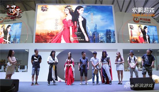 图8 coser与玩家现场互动