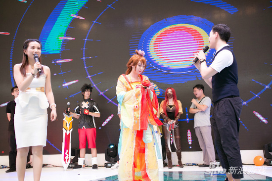 小伙强吻showgirl 真相却是……