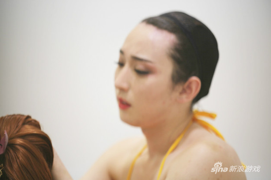 小伙强吻showgirl 真相却是……