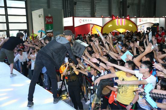 Jens为热情玩家派发周边