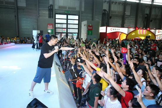 籽岷为玩家派发周边