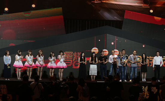 360公司孙晓骏、AKB48为“年度十大人气PC游戏”颁奖