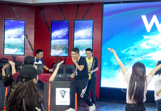 终于按捺不住跳进舞池啦！