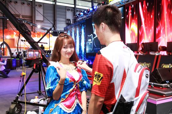 电竞小将提笔“签胸口”啦~