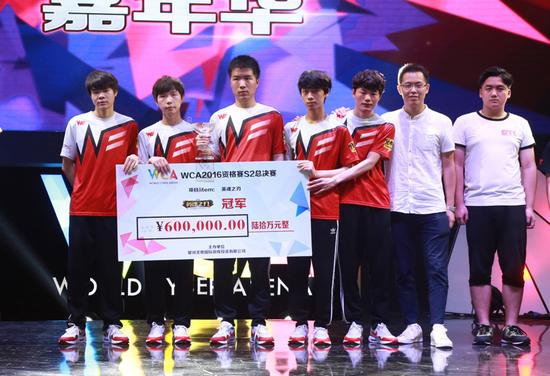 冠军战队WE捧起奖杯 王者之师再度归来