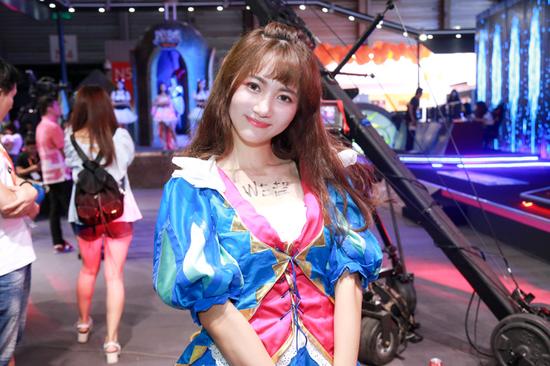 害羞的超还是签在了锁骨上