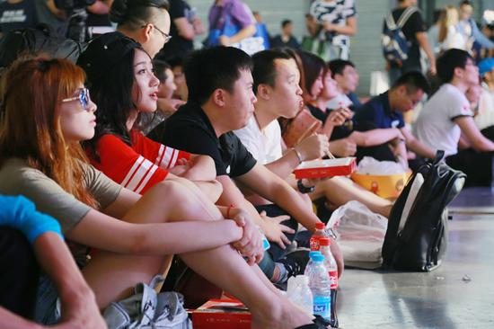 被比赛深深吸引的台下观众