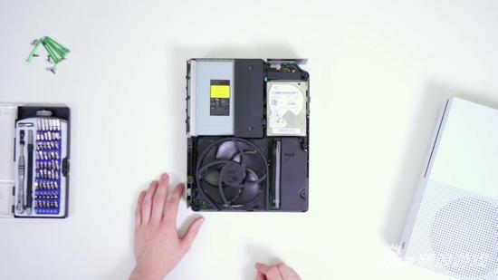 Xbox One S的内部构造整洁漂亮