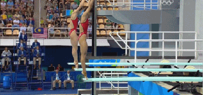 你以为是镜像，其实是两个人。