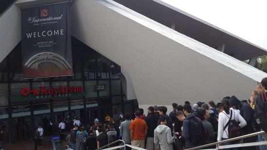 大家拿着手中的票，大周一一早就来排队支持TI6