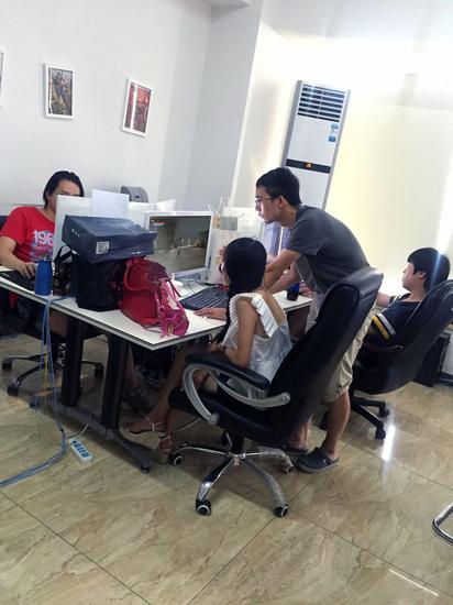 测试人员正在测试《光明重影》