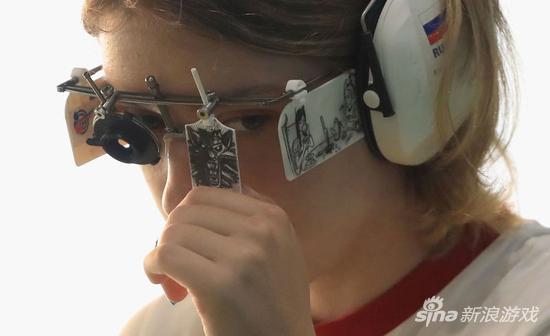 侧面挡光板上还绘制着《爱丽丝疯狂回归》