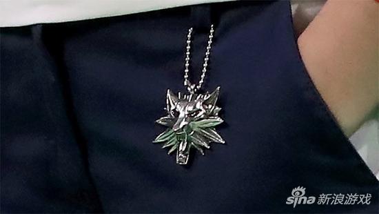 他身上挂着的狼派奖章