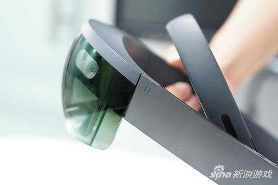 Hololens的处理单元不在前端 而是太阳穴的横箍位置