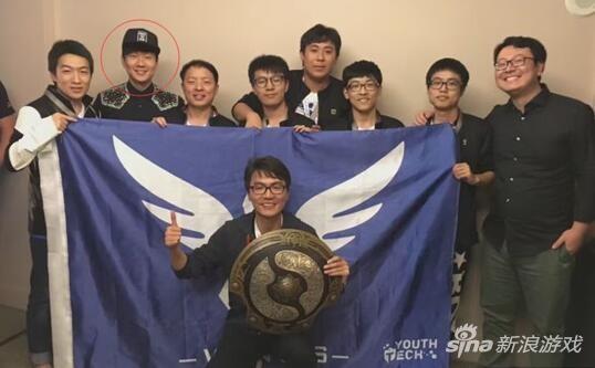 林俊杰在Wings战队夺冠后还一起合影